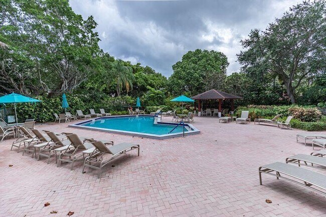 Building Photo - 2751 N Palm Aire Dr