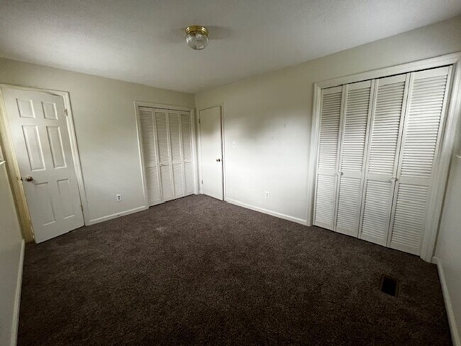 Building Photo - 4 Bedroom 2.5 Bath House with Garage and B...