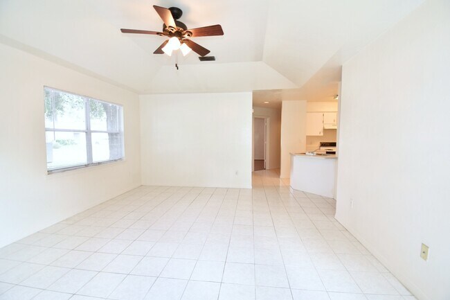 Building Photo - 3/2 House @ Palm Grove