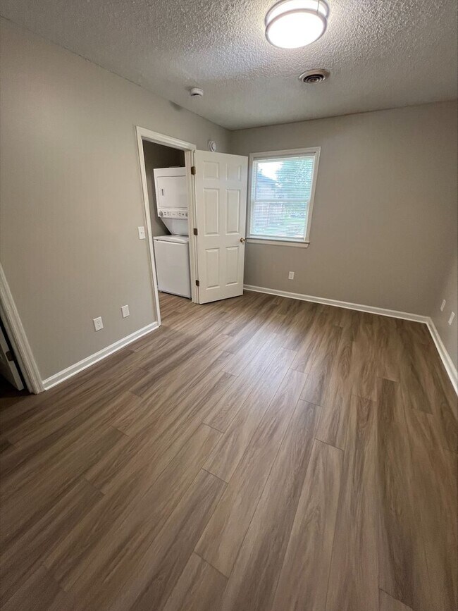 Building Photo - Move in Ready! Cozy & Modern 1-Bedroom Haven