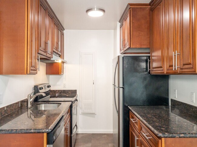 Building Photo - 1BR/1BA Charmer! BAY VIEWS and Parking! Laundry On-Site! Balcony! PROGRESSIVE
