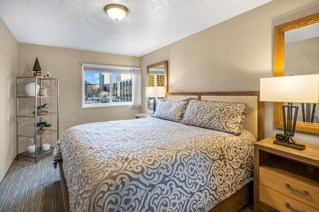 Building Photo - Downtown Furnished 1 Bed / 1 Bath Apartmen...