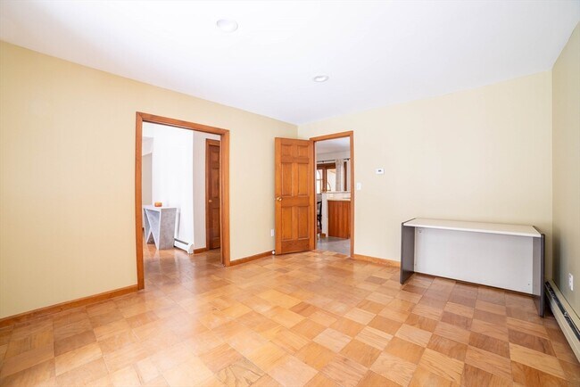 Building Photo - 160 Floral St