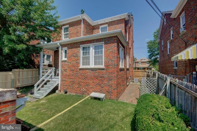 Building Photo - 616 Nicholson St NW