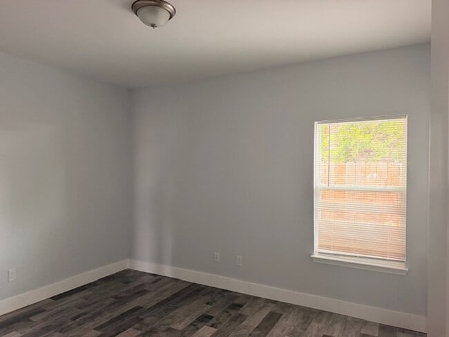 Building Photo - Orlando Rd Duplexes
