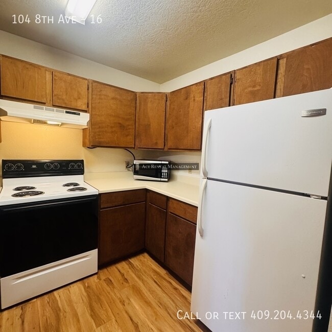 Building Photo - 104 8th Ave