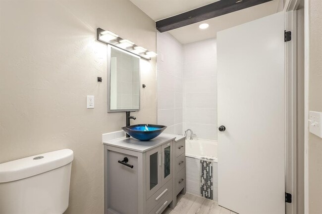 Building Photo - 10025 S Linn Ave