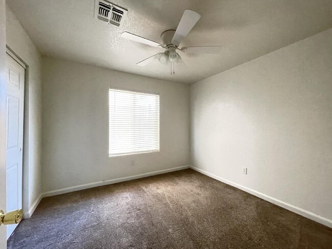 Building Photo - $1,200 Rent BHCRENT.COM 2 bed 2 bath with ...