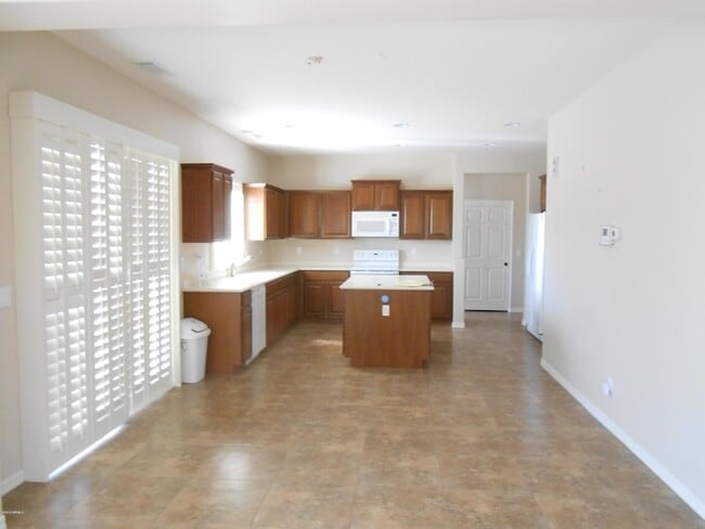 Building Photo - 29789 W Fairmount Ave