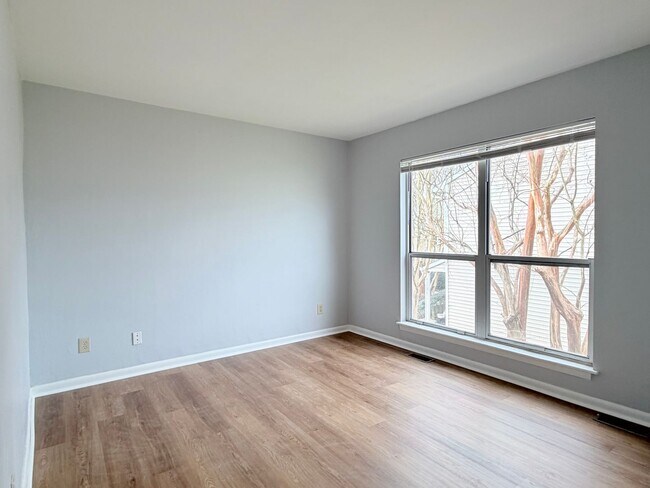 Building Photo - End unit 3 Bedroom Townhome