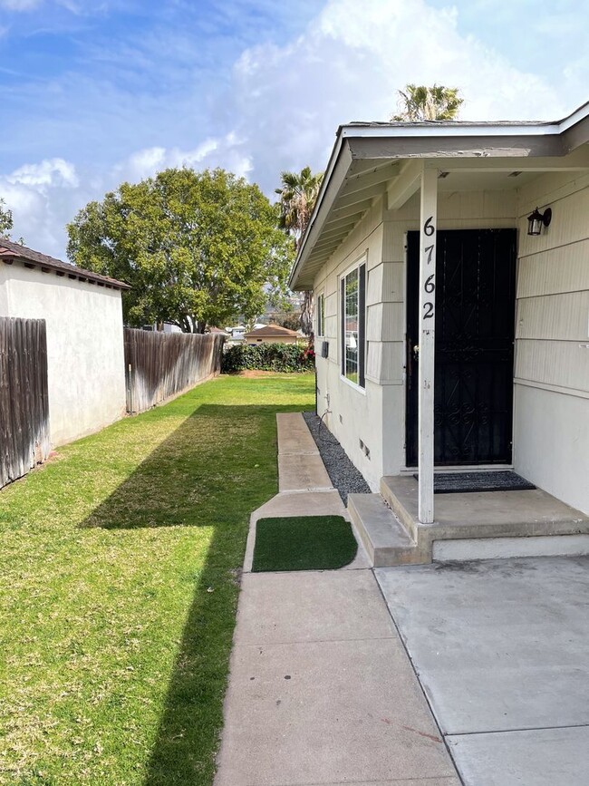 Building Photo - Gorgeous Home with Garage