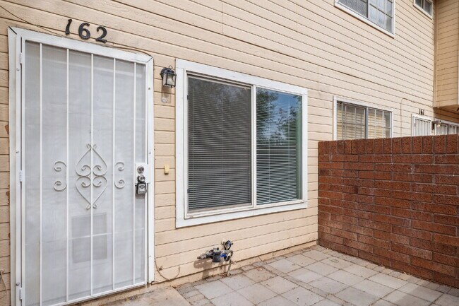 Building Photo - 2BR/1BA Townhome, Broadway & Alma School