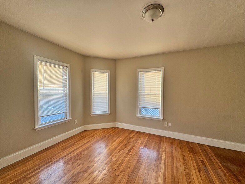 Building Photo - 115 Elm St