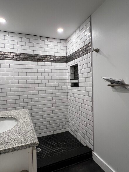 Large Shower - 2029 Maryland Ave