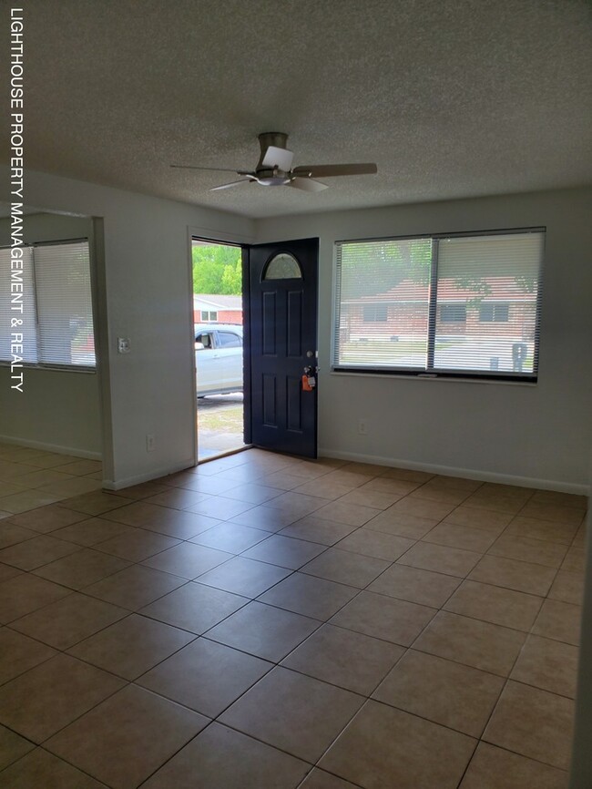 Building Photo - Charming 4 Bed/2 Bath Home!