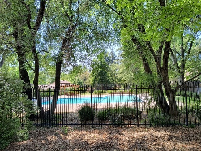 Building Photo - Newley Updated 4 bedroom, 2.5 bathroom Townhome in Citrus Heights!!!