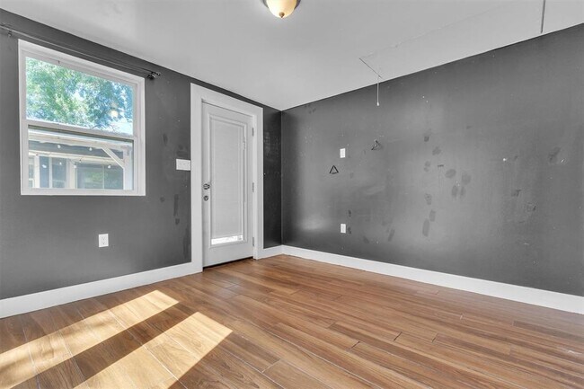 Building Photo - 5000 Fontenay Dr