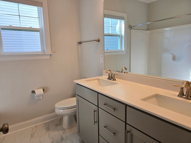 Building Photo - 4 spacious bedrooms and 3 full bathrooms a...