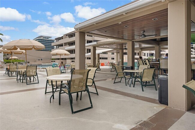 Building Photo - 101 Crandon Blvd