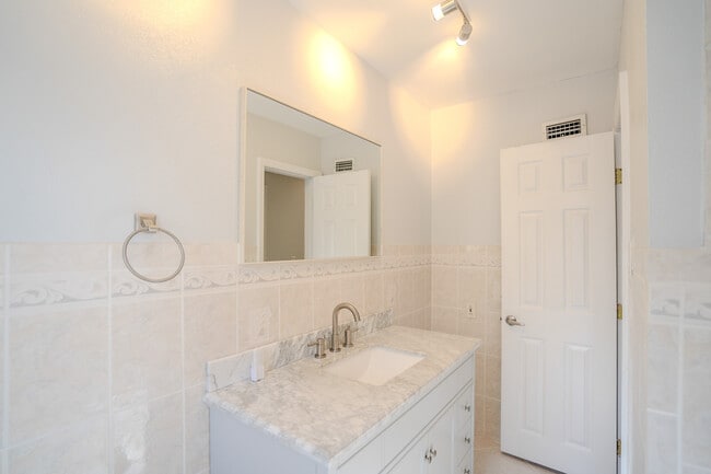 Building Photo - 4420 W Fair Oaks Ave