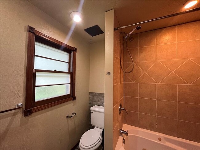 Building Photo - 511 Fleetwood Dr