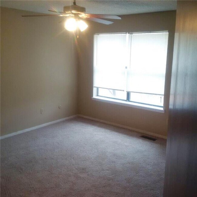 Building Photo - 2049 E Oaks Dr