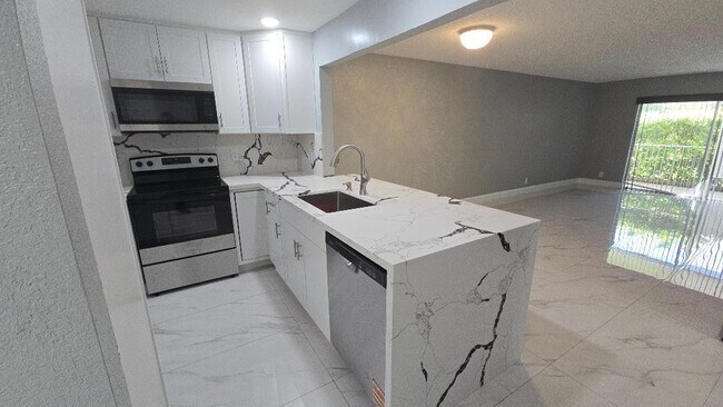 Building Photo - 3000 Riverside Dr