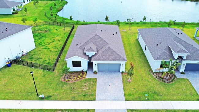 Building Photo - 5929 SE Sky Blue Cir