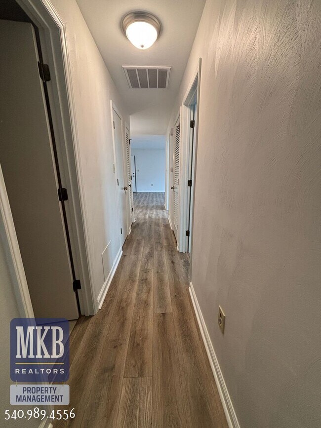 Building Photo - 2527 Gatehouse Ln
