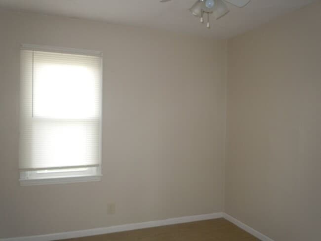 Building Photo - Two Bedroom House with Main Floor Laundry Hookups and Garage w/ Opener!