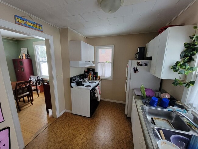 Building Photo - AVAILABLE JUNE - 6 BED 1.5 BATH Close to Campus!