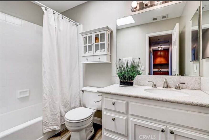 Full bath in hall - 2218 Mathews Ave