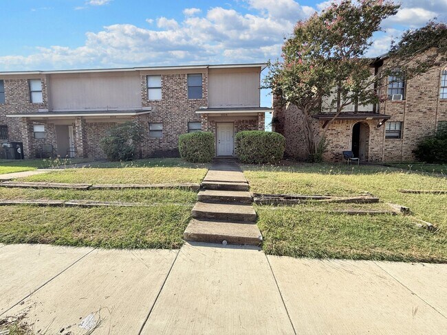 Building Photo - Charming 2-Bedroom Brick Home with Spaciou...