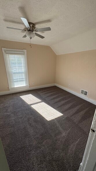 living room - 921 S 14th St