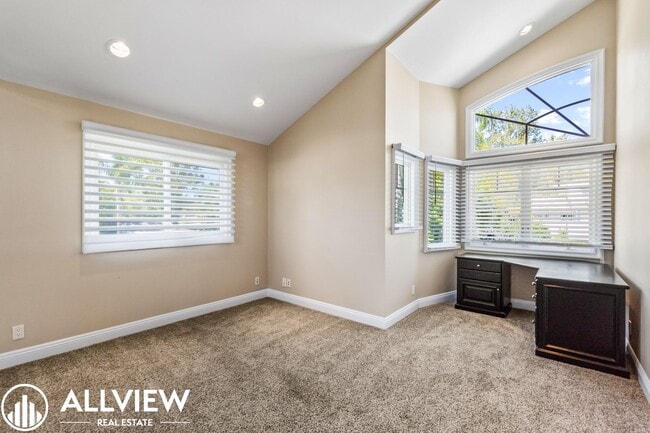 Building Photo - Rare 5 bed/3 bath home located in the high...
