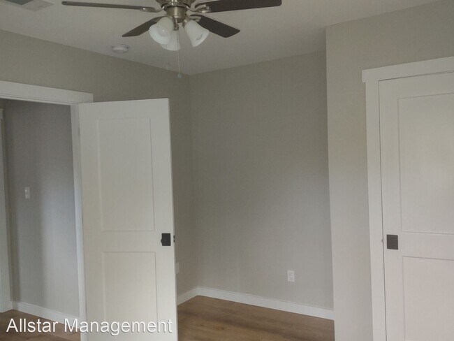 Building Photo - 3 br, 2.5 bath House - 1038 Cedarhill Drive