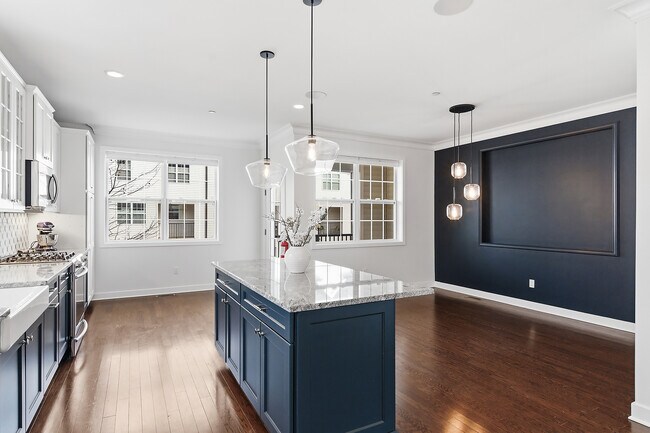 Building Photo - 26 River St