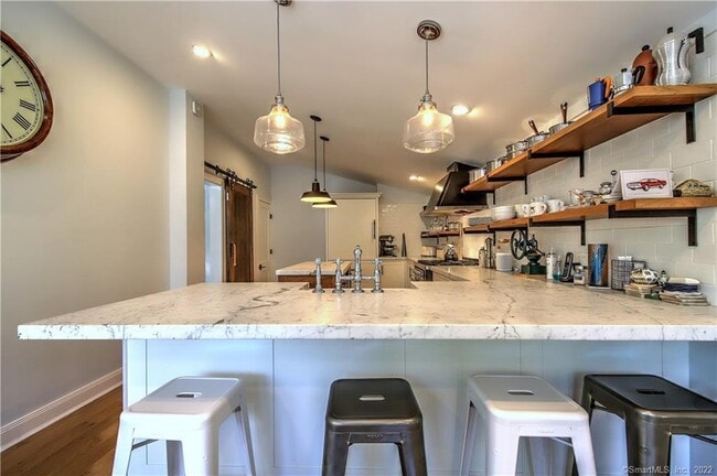 Building Photo - 96 Kings Hwy N