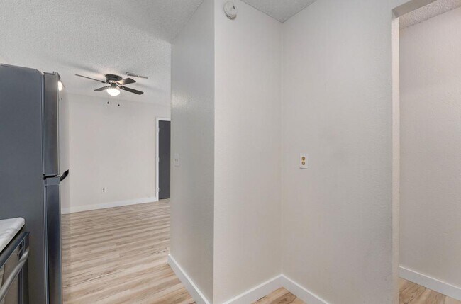 Building Photo - 1221 S Park Ave