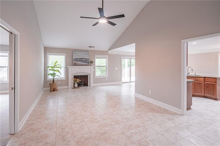 Building Photo - 5660 Crest Hill Dr NE