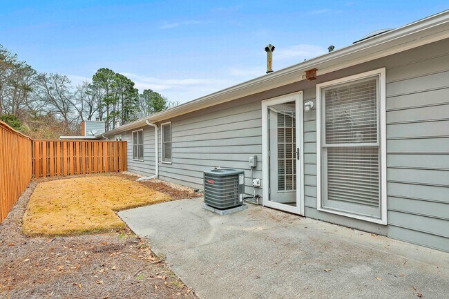 Building Photo - 120 Courtyard Ln