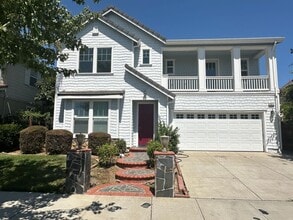 Building Photo - Gorgeous 3 Bed / 2.5 Bath Home in Desirable Rose Garden Community!