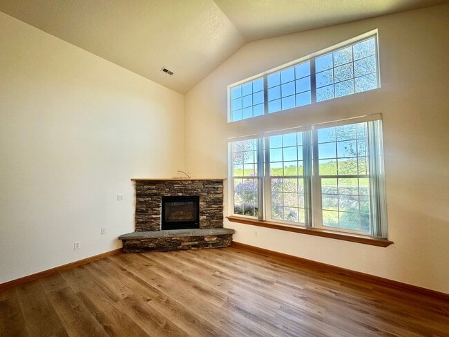 Building Photo - Newly Renovated Home on Prairie Falls Golf...