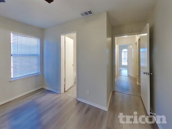 Building Photo - 820 Oak Grove Ln