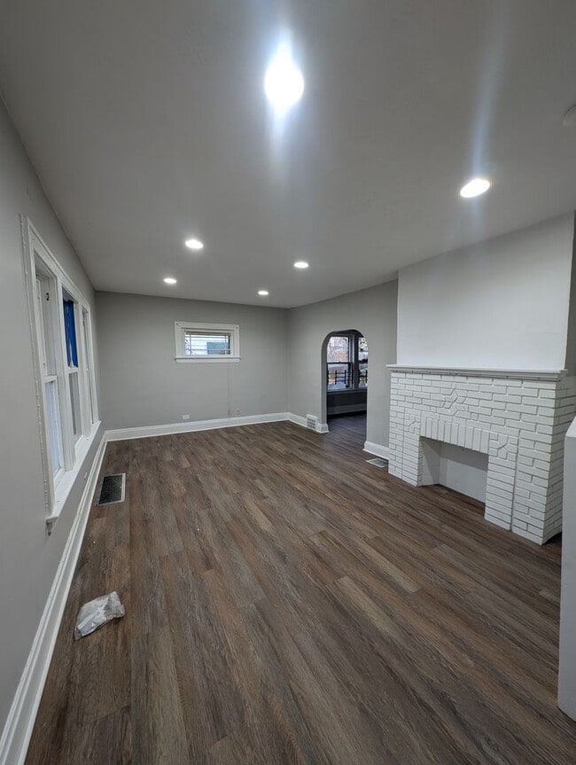 Building Photo - Charming 3BR 1BA Home w/  Solar Panels • Driveway in Cleveland