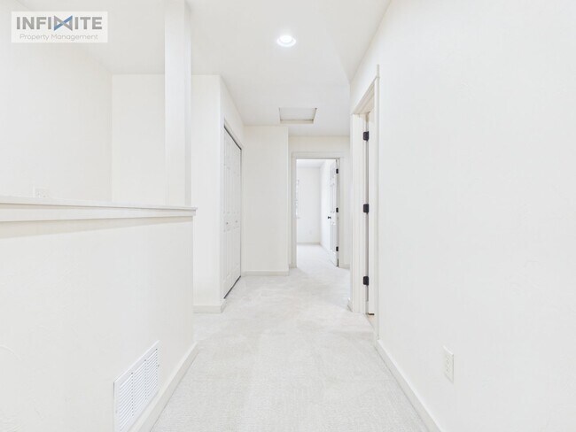 Building Photo - 935 Forestglen Dr