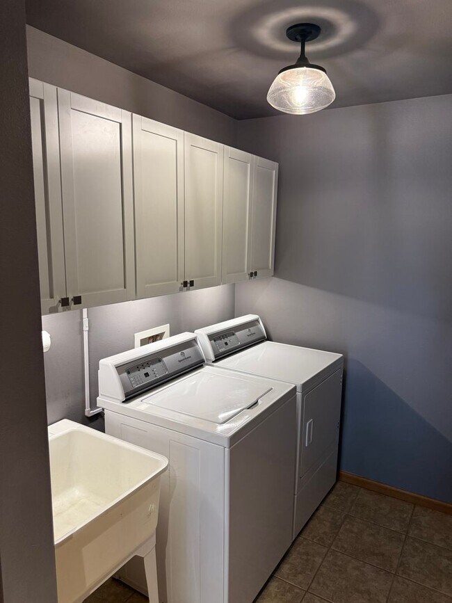 Building Photo - Remodeled 3BR 3BA Duplex in Black Earth –  $2800 month