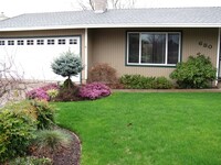 Building Photo - 3 bedroom, 2 bathroom house located in Cen...