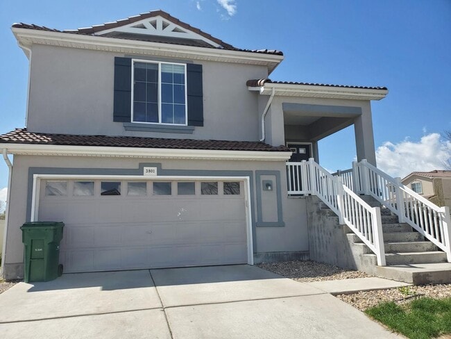 Building Photo - Tri-Level with Primary at top and 2 bedrooms on the lower level.