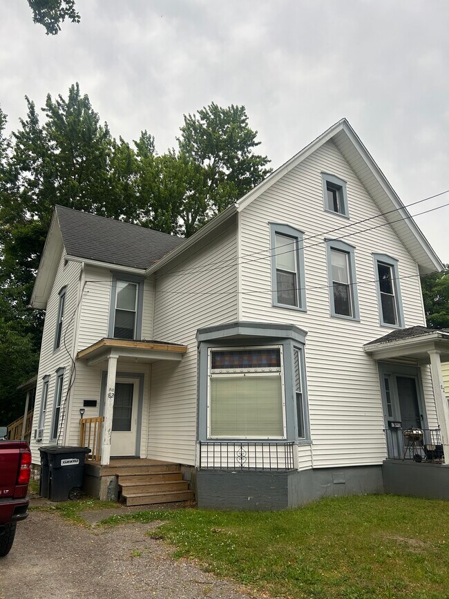 Primary Photo - 82 Eagle St